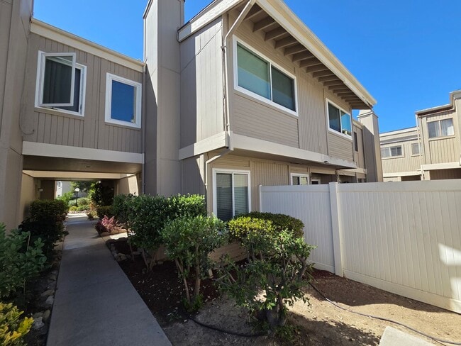 Building Photo - 3 Bedroom 2.5 Bath Town House