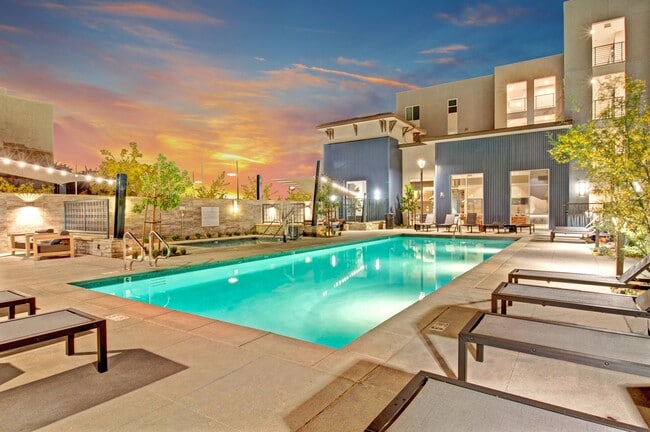 Building Photo - Array Vista Canyon