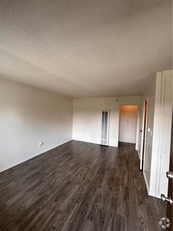 Building Photo - 10800 Wright Rd Rental