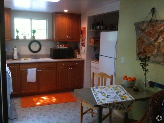Building Photo - 526 Fernwood Pacific Dr Rental