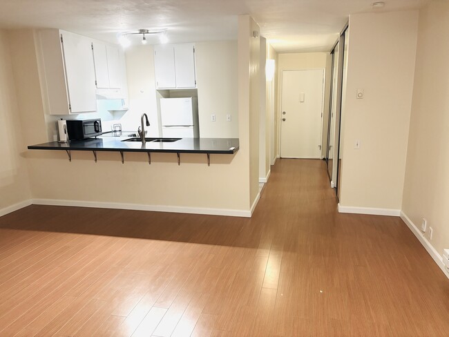 Building Photo - 4600 Lamont St Unit The Plaza Condominium