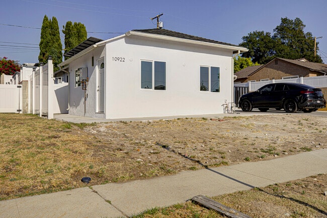 Building Photo - 10920 Nassau Ave