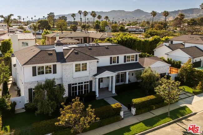Building Photo - 557 Chapala Dr