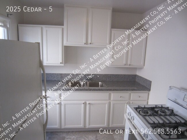 Building Photo - 2025 Cedar-5 Unit 5