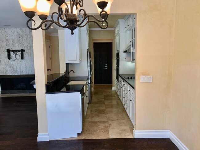 KITCHEN - 2324 S Beverly Glen Blvd Unit 106