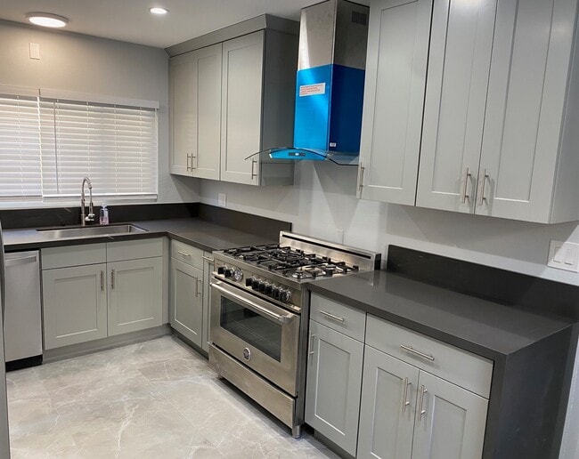 Kitchen - 1707 Barry Ave Apartments Unit 1705