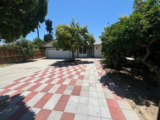 Beautifully Remodeled 3-Bedroom Single-Sto... - Beautifully Remodeled 3-Bedroom Single-Sto... House