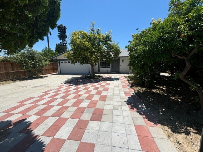 Building Photo - Beautifully Remodeled 3-Bedroom Single-Sto... Rental