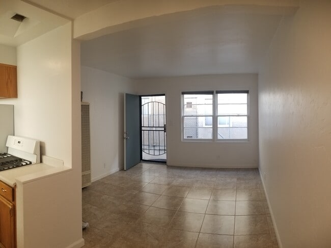 living room - 823 San Fernando Pl Unit B