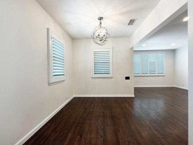 Building Photo - **2025 Euclid Ave Long Beach** Beautiful 3 bedroom 2 bath !!2 weeks free OAC!!