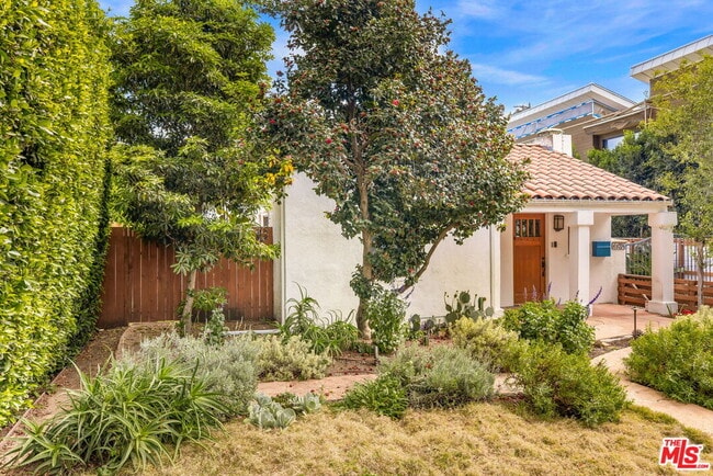 Photo - 1134 N Poinsettia Pl