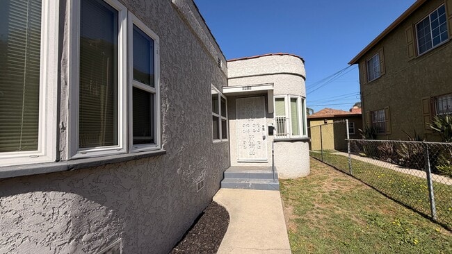 Photo - 6415 S Van Ness Ave Unit 6419