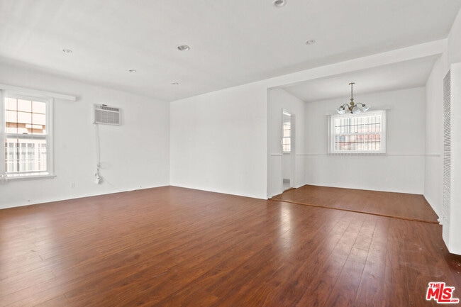 Photo - 8521 Saturn St