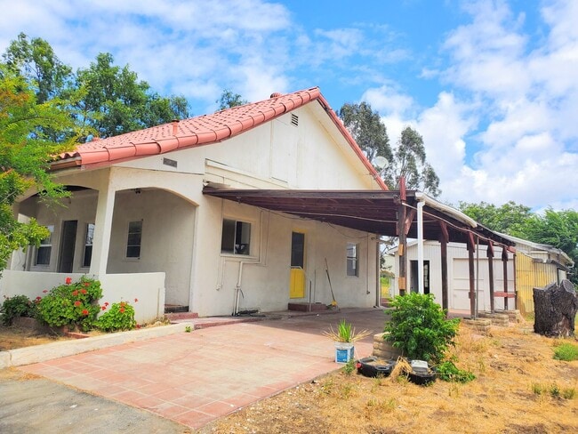 Single Story House- Large Lot- Pets Welcome- - Single Story House- Large Lot- Pets Welcome-