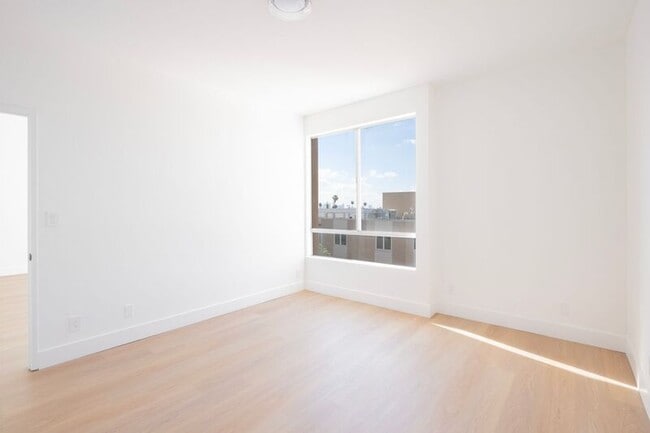 Photo - 1616 N Serrano Ave Unit 205