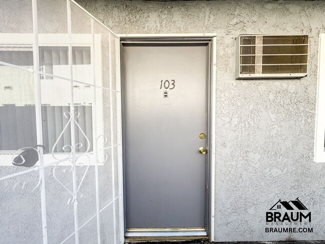 Building Photo - 6612 Sylmar Ave Unit 103