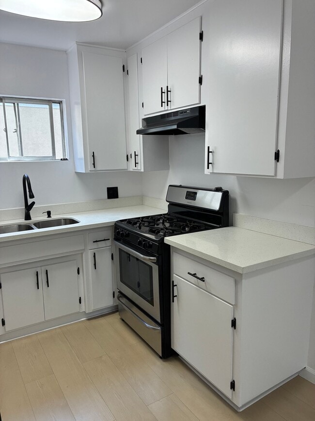Photo - 1250 N Kingsley Dr Unit 104
