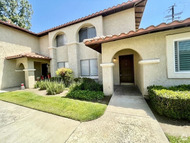 Building Photo - Charming 2 Bedroom 1.5 Bathroom Townhome w...