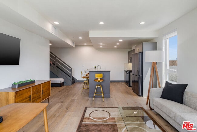 Building Photo - 118 Orlando Ave Unit 304