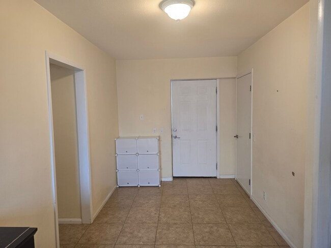 Building Photo - ROMNEYA - ANAHEIM Unit JADU