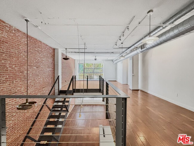 Building Photo - 510 S Hewitt St Unit 102