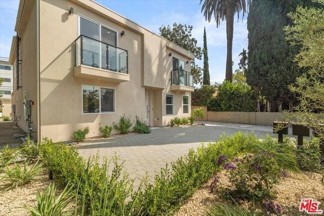 Photo - 11025 Blix St