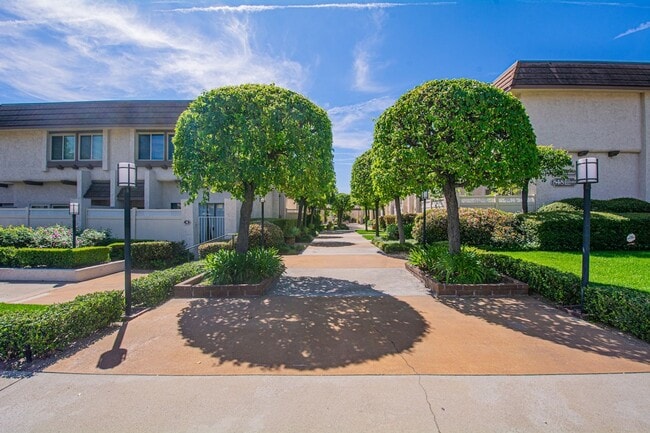 Building Photo - 848 W Huntington Dr