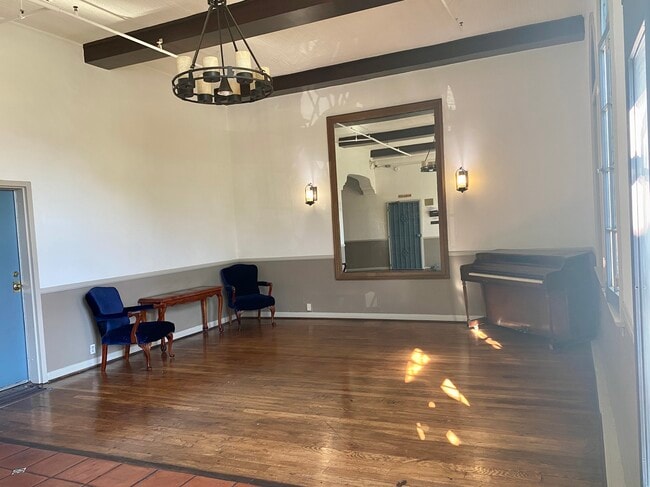 Lobby - 545 S Hobart Blvd Unit 209