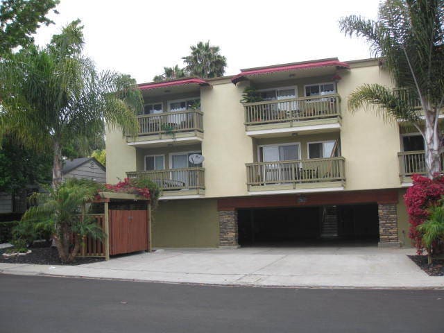 Building Photo - Delightful One Bedroom Condo in Pacific Beach Unit 5