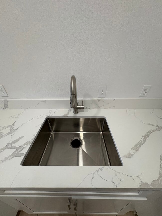Kitchen sink - 6446 Palm View Ave