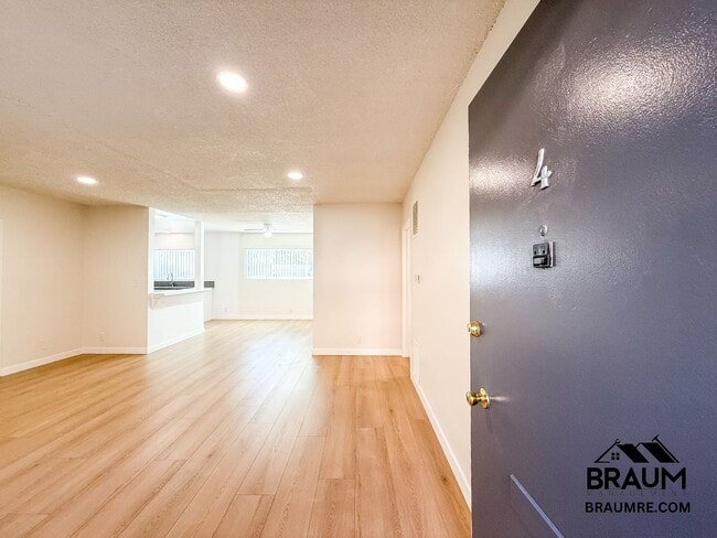 Building Photo - 13115 Oxnard St Unit 4