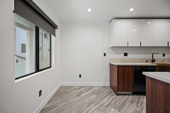 Photo - 230 S Carondelet St Unit 1