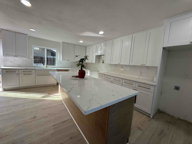 Photo - 1565 Joanne St