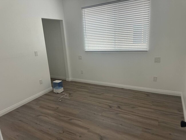 Photo - 15122 Burbank Blvd