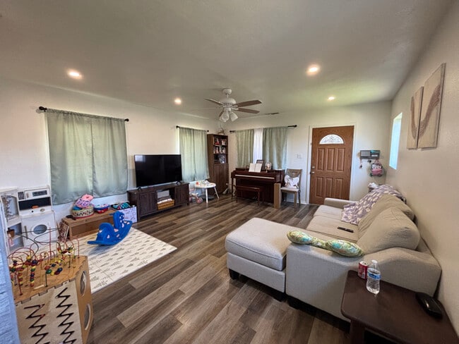 Photo - 257 W 25th St