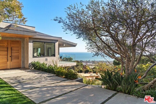 Building Photo - 23812 Malibu Crest Dr Rental