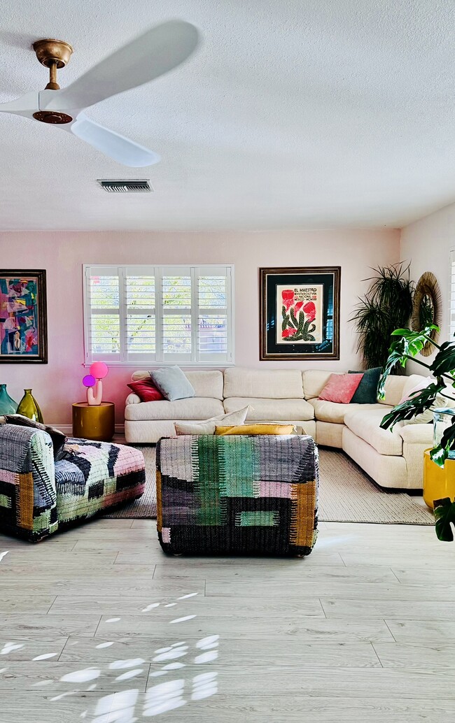 Living room - 64935 Leonard Ct House