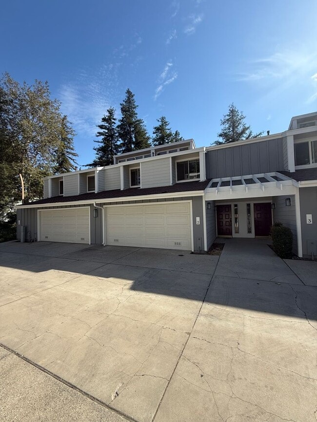 3 bed, 2 1/2 bath townhome in quiet complex - 3 bed, 2 1/2 bath townhome in quiet complex