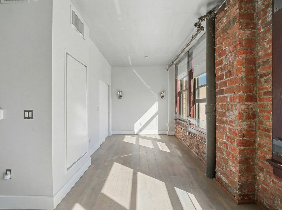 Photo - 460 S Spring St