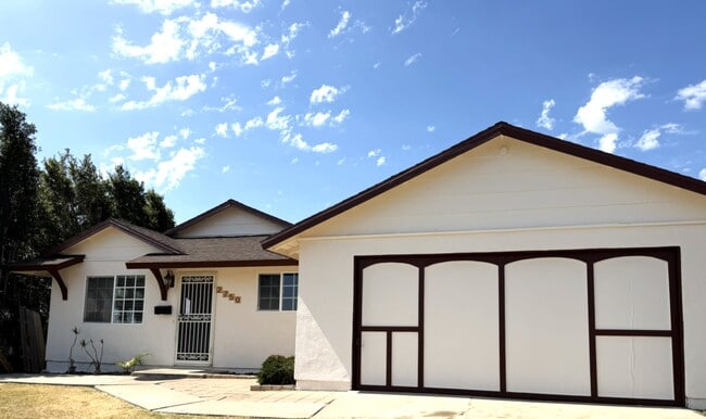 Building Photo - 2750 Dahlia Ave