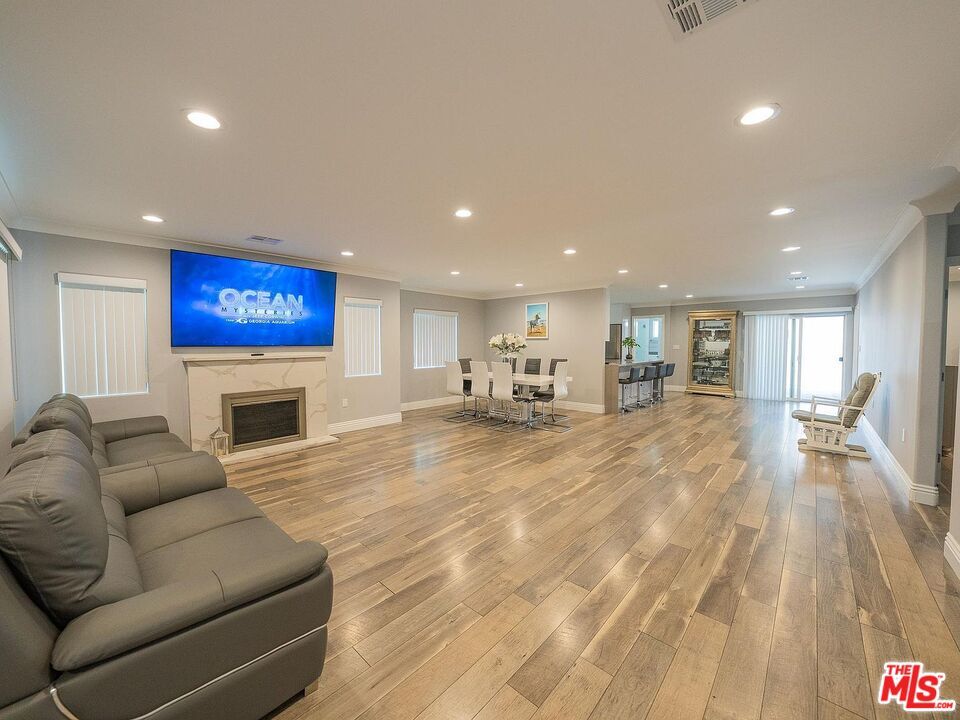 Photo - 7001 Mammoth Ave