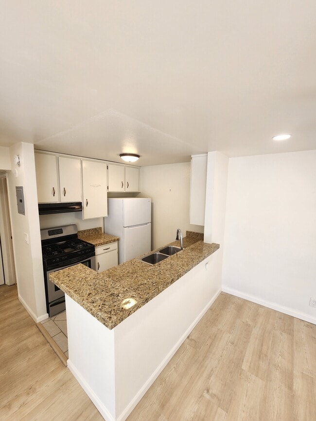 Kitchen - 18645 Hatteras St Unit 208