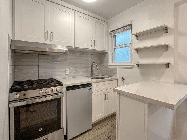 Building Photo - 1868 Unit 400 1/2
