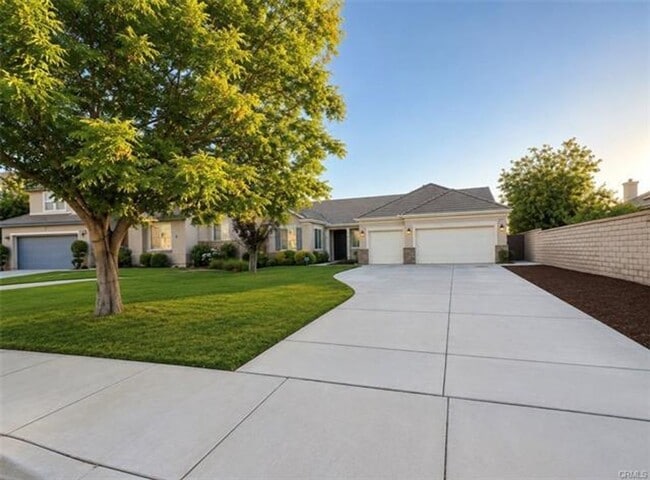 Building Photo - Spacious Single Story Home