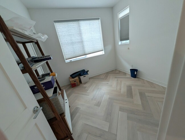 Building Photo - 2538 Valentina Wy Unit Guest Bdrm 2nd floor