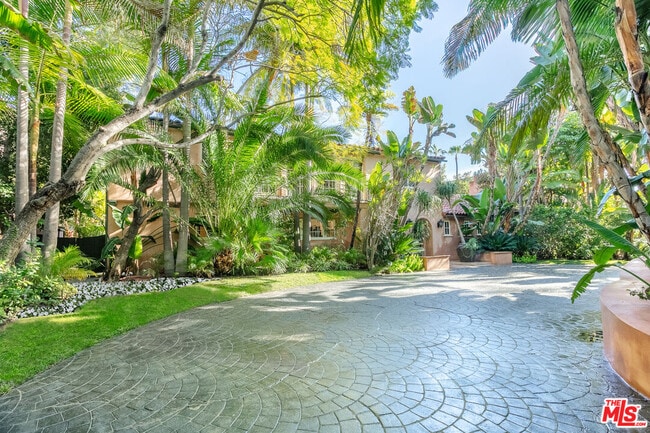 Building Photo - 806 N Alpine Dr