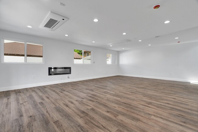 Building Photo - Spacious 3BR NoHo Home w/ Luxury European Finishes