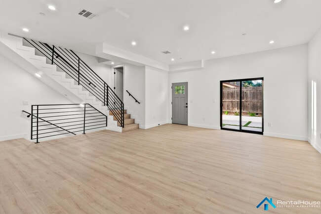 Photo - 3005-3002 La Paz Dr