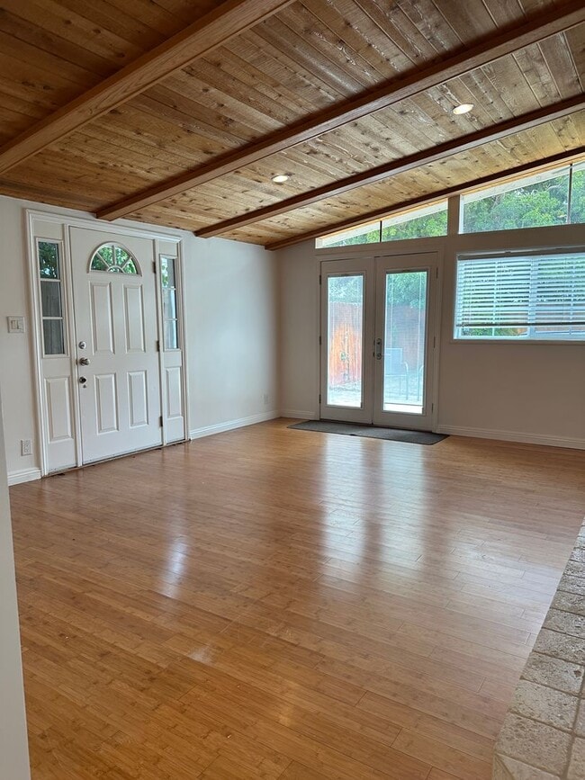 Photo - Steps to sand at Pierpont Lanes