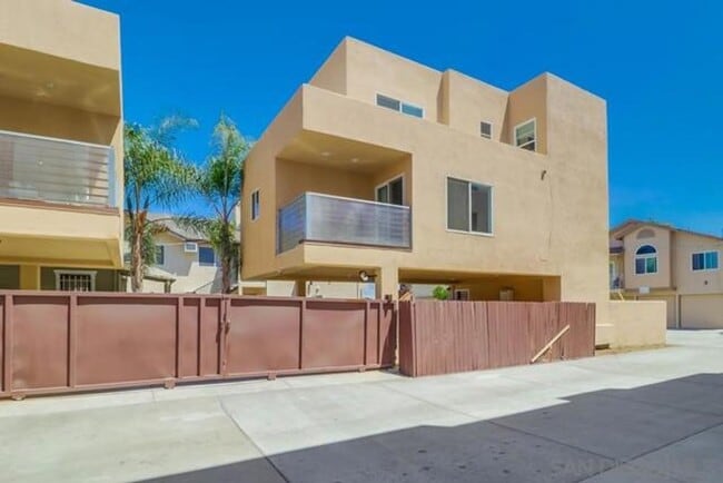 2 Bed, 1.5 Bath Stunning, Gated Tri-Level ... - 2 Bed, 1.5 Bath Stunning, Gated Tri-Level ... Townhome